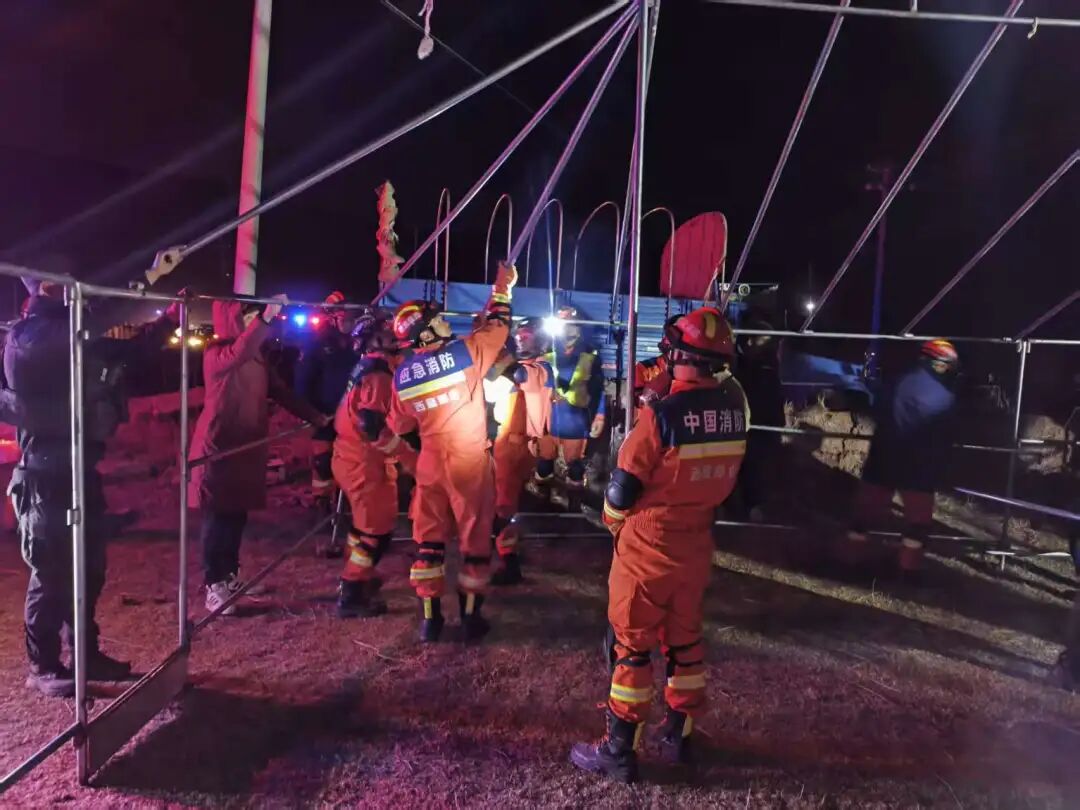西藏那曲巴青震后首夜:医疗专家连夜驰援,救灾物资陆续运抵