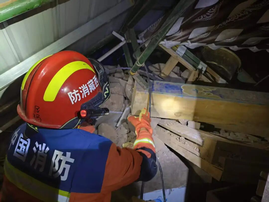 西藏那曲巴青震后首夜:医疗专家连夜驰援,救灾物资陆续运抵