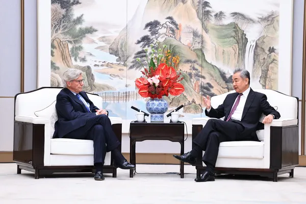 王毅会见美国亚洲协会董事会共同主席桑顿、《纽约时报》专栏作家弗里德曼