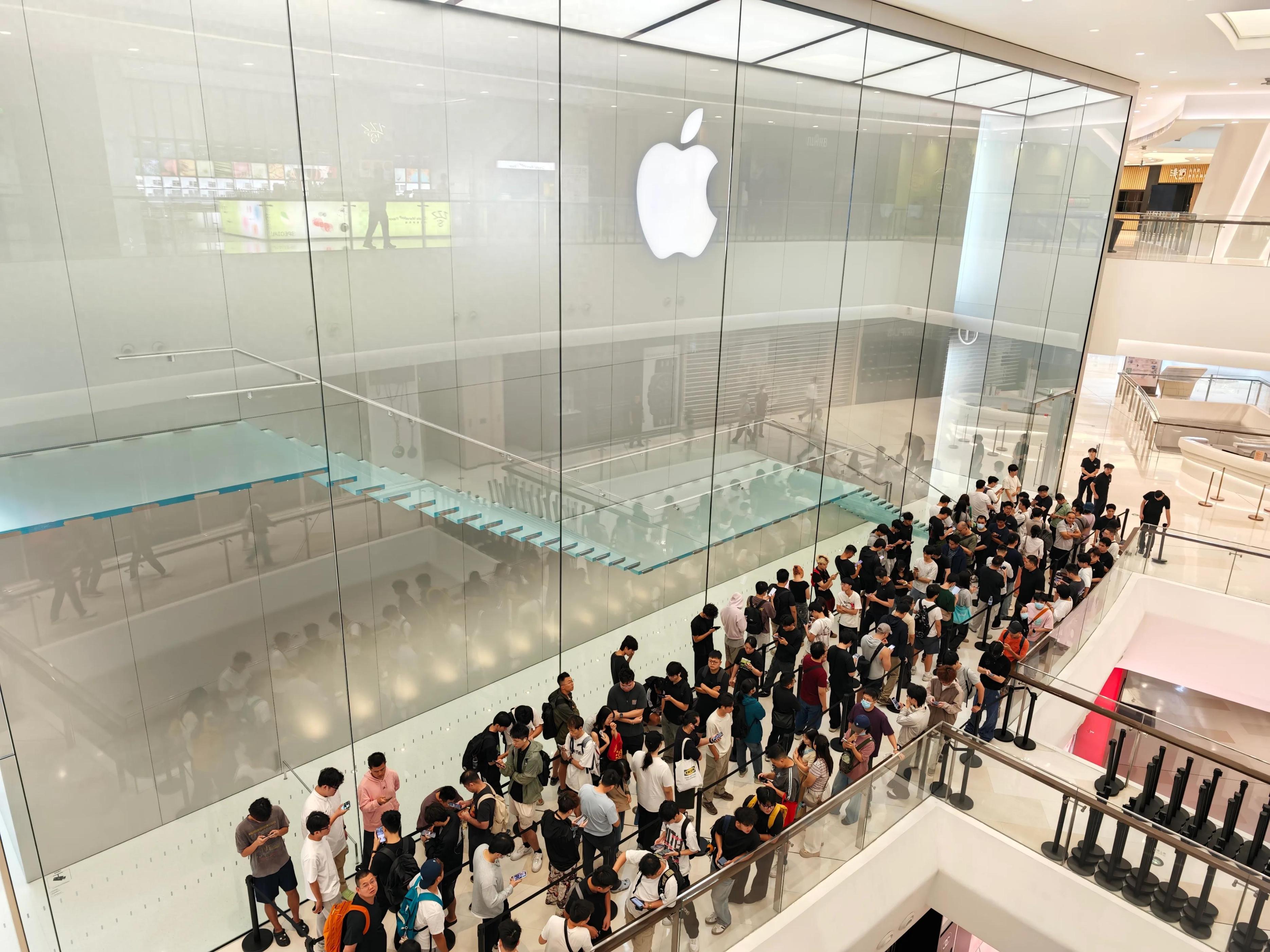 iPhone Duo开卖！排队少了价格却坚挺，土豪果粉的电子奢侈品？
