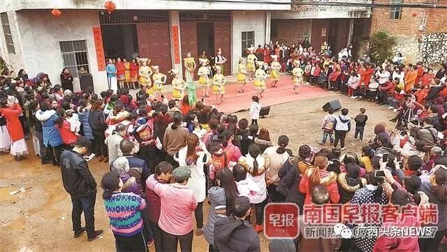 广西多地呼吁“外嫁女回娘家”摒弃攀比,有的搞红毯旗袍拱门宴席“一条龙”