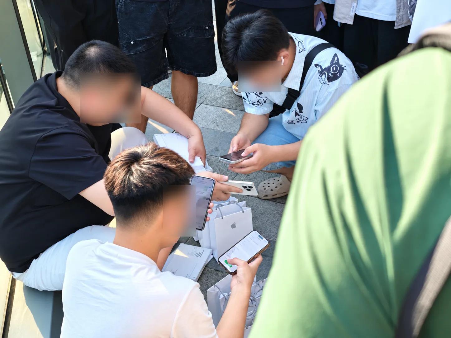 iPhone Duo开卖！排队少了价格却坚挺，土豪果粉的电子奢侈品？