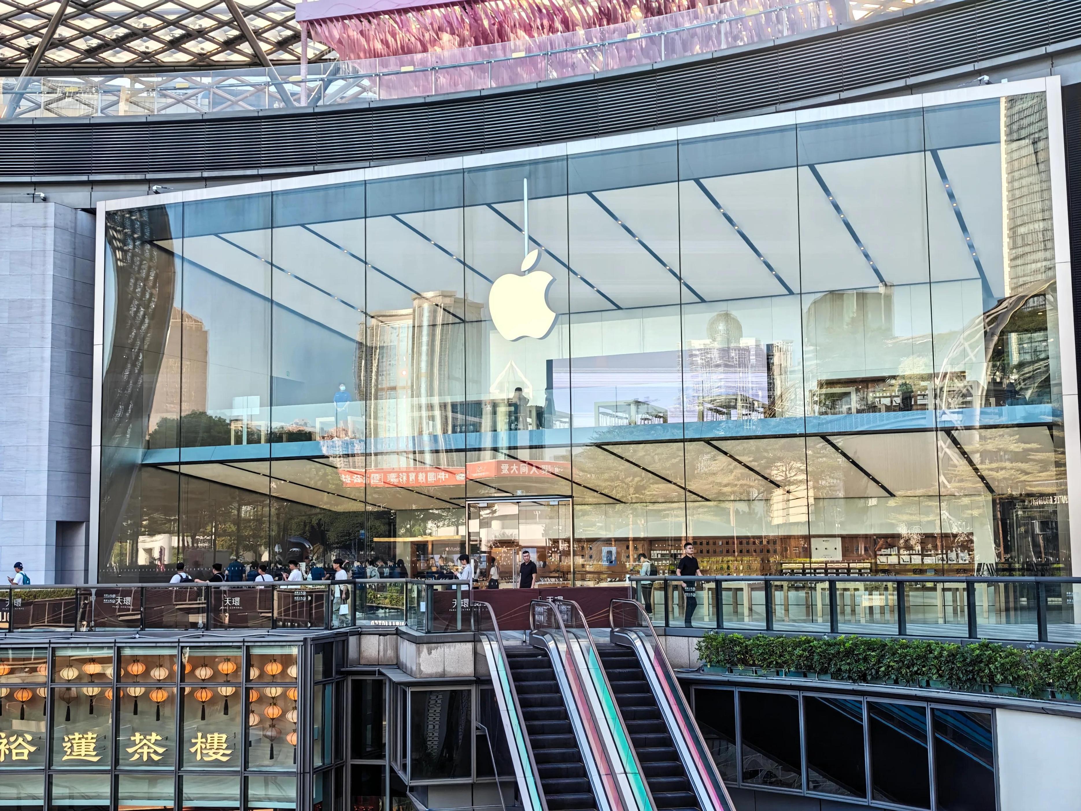 iPhone Duo开卖！排队少了价格却坚挺，土豪果粉的电子奢侈品？