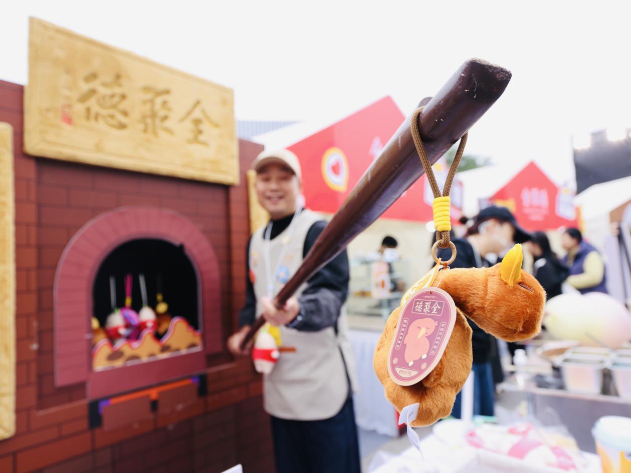 在三高炉里写诗、逛文学酒吧、看盘头大姨……小红书在北京造了个“线下社区”