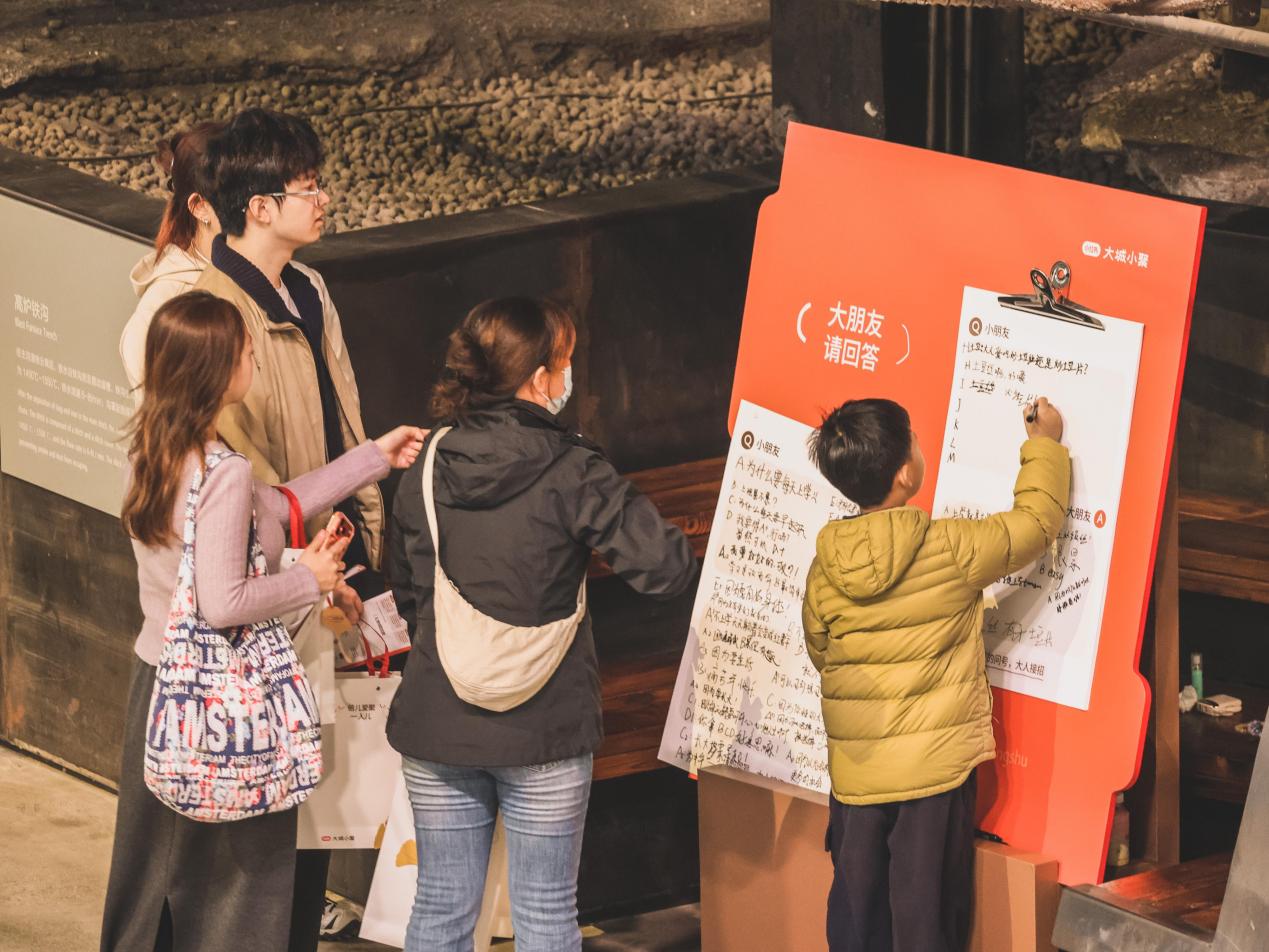 在三高炉里写诗、逛文学酒吧、看盘头大姨……小红书在北京造了个“线下社区”