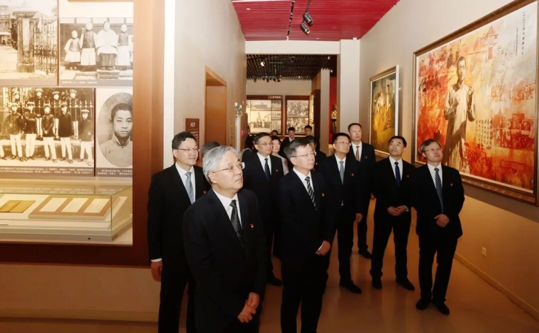 南京市委书记周红波带领新一届市委常委班子到雨花台接受党性教育