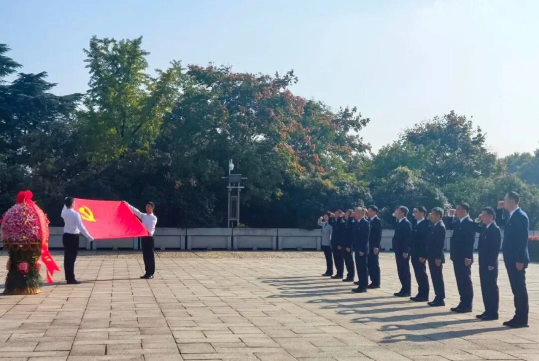 南京市委书记周红波带领新一届市委常委班子到雨花台接受党性教育