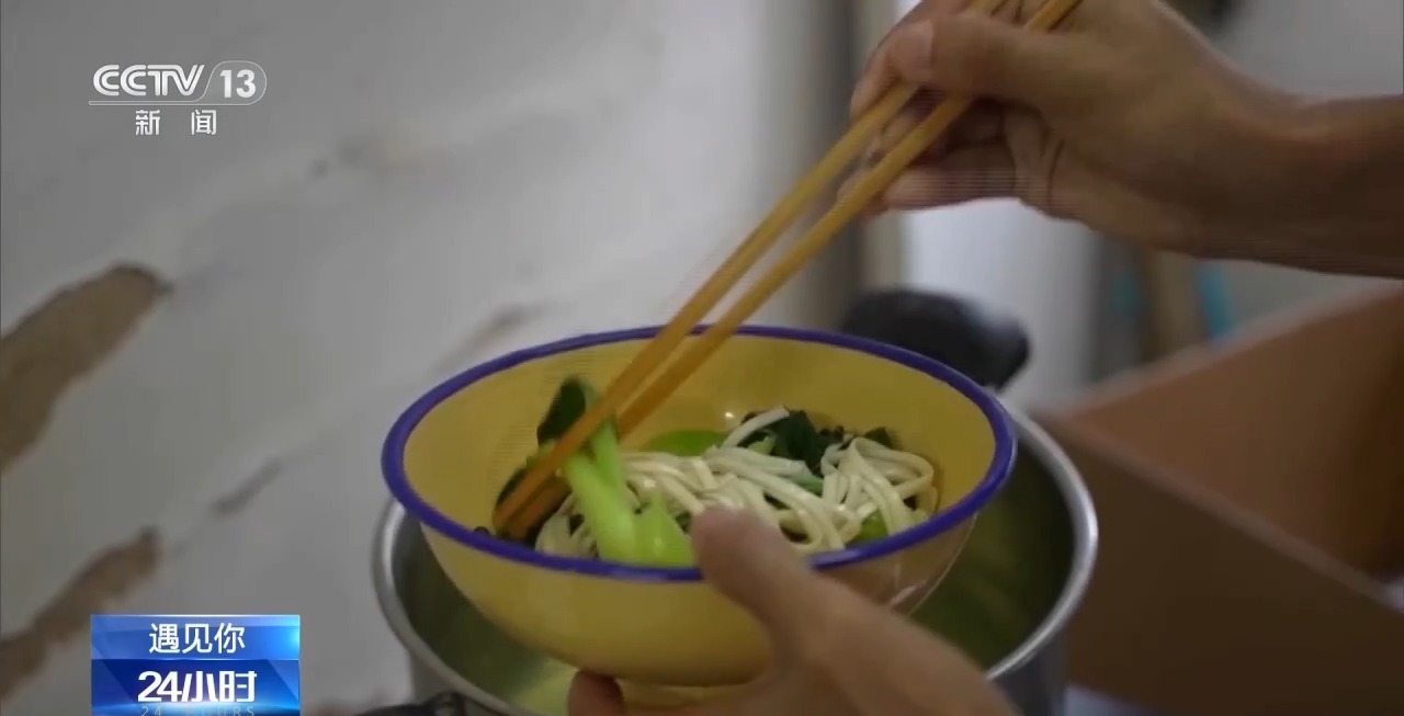 央视关注支教老师邹志鹏:零薪资坚持二十载,“希望自己活成一道光”