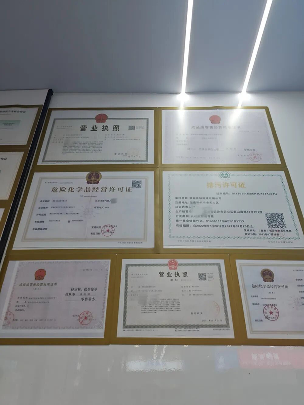 长沙一加油站与小区仅一墙之隔:被举报违建二十余年,依旧正常运营