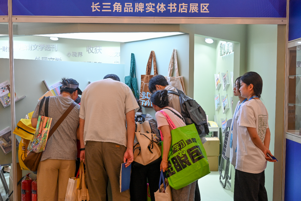 魔都眼｜上海书展开幕：购书有望最优惠，还展销“谷子”周边