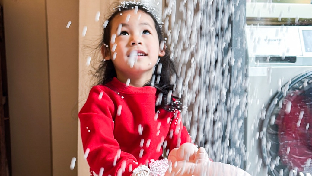 水晶球真人版!杭州媽媽為4歲女兒在家里造了一場(chǎng)大“雪”
