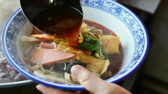 在烏魯木齊這條街，和美食、和城市相愛