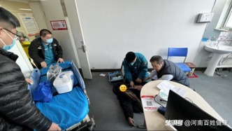 門診患者心臟驟停，值班醫師跪地上演教科書式急救