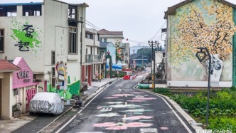 重慶又一條涂鴉街來了，墻上地面皆有彩繪，可惜連本地人都不知道