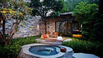 药企，来“抢”酒店生意了