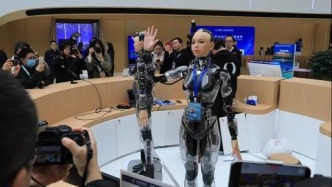 2025中关村论坛年会｜百名“智愿者”上岗，人形机器人无处不在