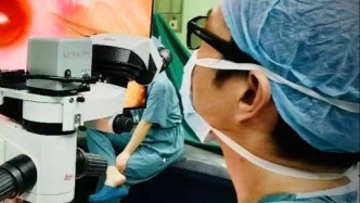 鐵絲扎進眼睛，他忍痛拔出后，留下7毫米“異物”