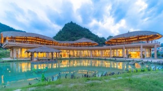 这座北纬25度的小城，藏着比九寨沟还美的秘境，推开窗就是世界遗产，网友：这才是向往的生活