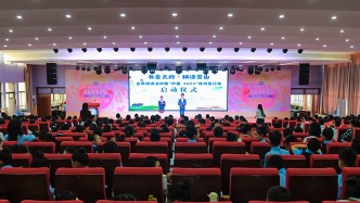 书香护苗并蒂开