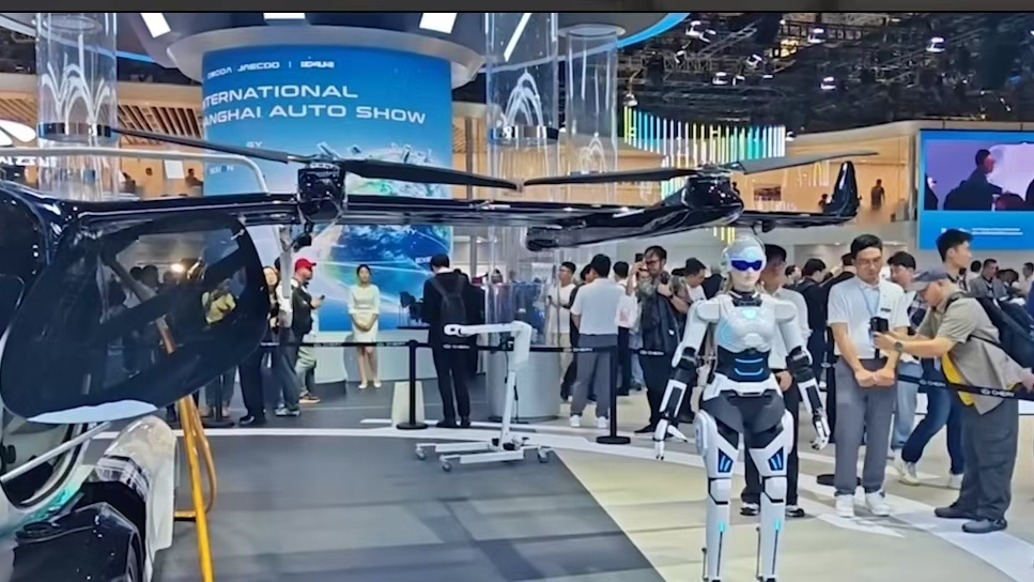 直击上海车展：比车模更卖力的居然是人形机器人