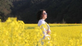 見瓷如面·人物 | 穿旗袍的女人 畫“自己”三十余年