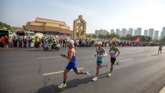 河南安阳：“甲骨文杯”2025马拉松赛激情开跑