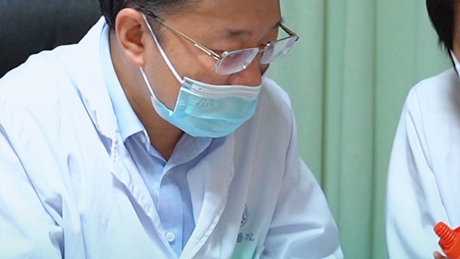 妈妈担心宝宝的手不会再生长,多做力量刺激还会再长