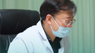 孩子天真無邪地笑，而爸爸關(guān)心手術(shù)疼不疼