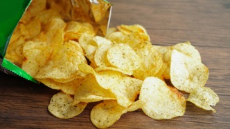比0糖更狠！糖与饱和脂肪含量“强制曝光”，行业配方革命来了？