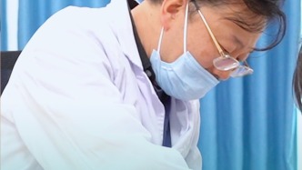 “特別”的醫(yī)囑之刷手機(jī)，一天刷兩回，每回一小時