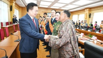 王君正與我區(qū)受表彰的2025年全國勞動模范和先進工作者座談