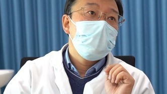 宝宝所有手指被束带裹在一起，爸爸想保住孩子的中指