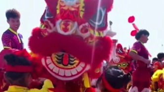 当大学生舞狮遇上幼儿，是青春与童真的碰撞，也是传统文化传承的奇妙瞬间。