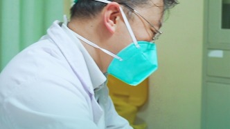 女孩漂浮拇指拖到7岁没治，父母苦寻多年找到保指方案