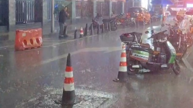 立夏后重庆迎来首场暴雨: 天空暴雨倾盆，雨中享清凉