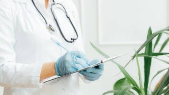 喉嚨痛到無法呼吸？醫生提醒：這種“急癥”，瞬間“封喉”會要命