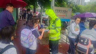 雨天宣传进校园，撑起学生“平安伞”