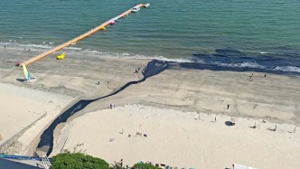 汕尾一處沙灘海水因排污變黑，工作人員用沙土覆蓋黑泥？當地環保部門回應