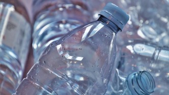 微塑料“入侵”：真相、争议与行动