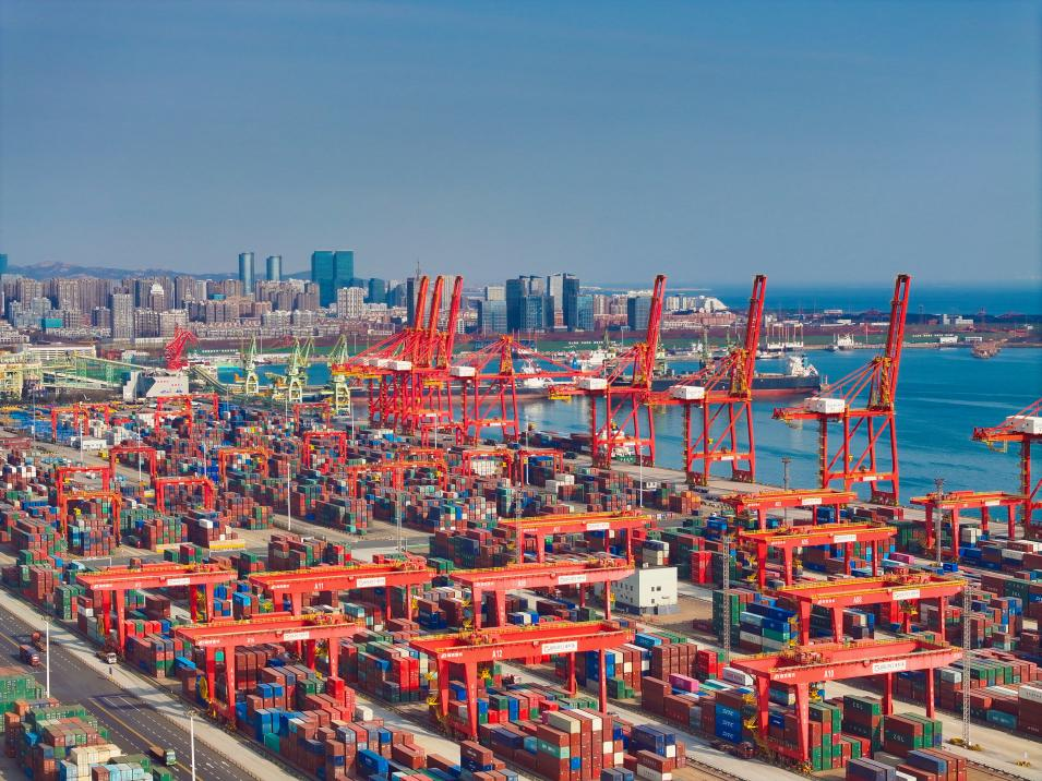 日照港技术团队通过自主创新,成功突破无人驾驶技术在港口水平运输中