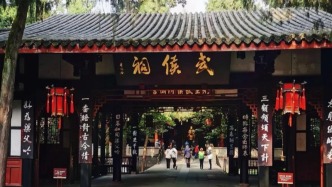古詩中一種常見的現(xiàn)象——“借他人酒杯，澆自己塊壘”