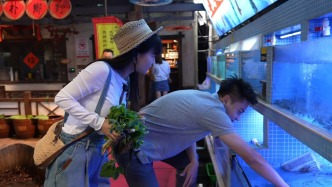 來(lái)君山必做三件事：撈魚、烹魚、嗦魚！這口湖鮮太上頭