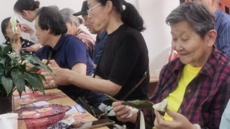 荆门市白庙街道月亮湾社区开展“香囊传暖意 粽香沁党心”端午节主题活动​