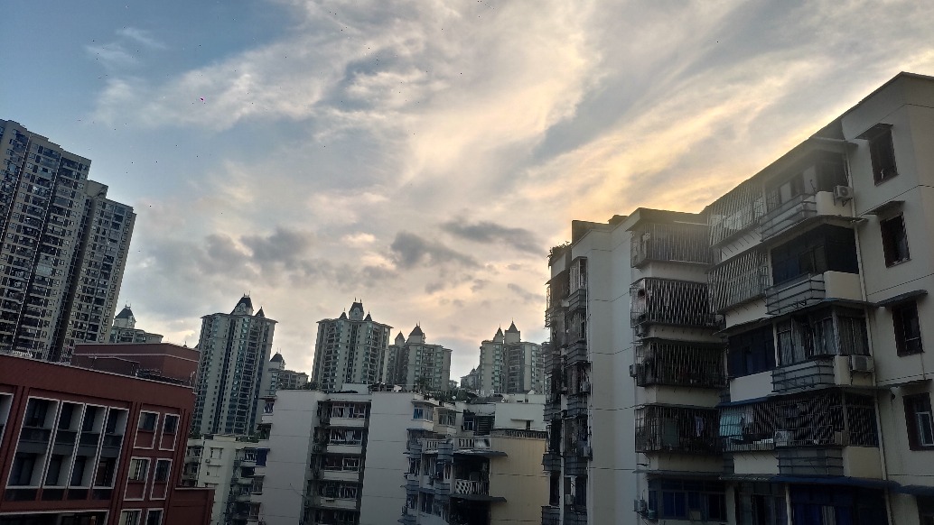 重慶天空出現(xiàn)朝霞，猶如一幅絢麗畫卷