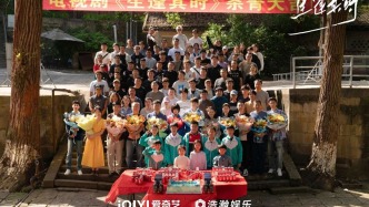 電視劇《生逢其時(shí)》殺青，關(guān)曉彤王子奇錯(cuò)位人生書寫溫暖與堅(jiān)韌