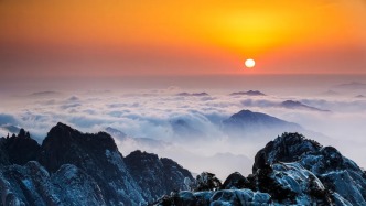 黃山樓上望黃山，水石云霞未得攀