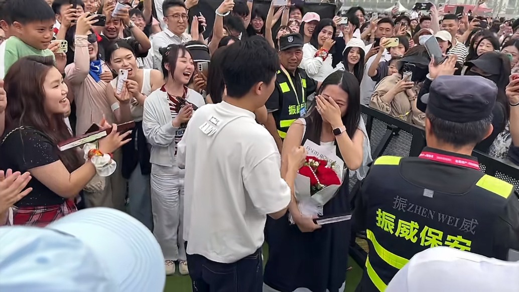 德州天衢新區(qū)演唱會上,一位男士向女朋友表白成功,太幸福了