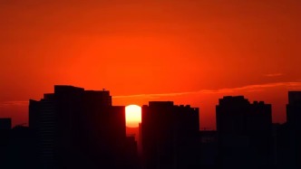 你瞧，晚霞在燃燒，燒成夜空的煙火