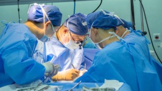 小切口VS小月齡，山東專家為甘肅女嬰微創(chuàng)巧施“補心”術(shù)