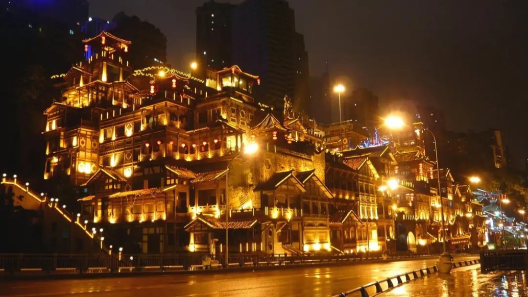 重慶旅游，看掛在懸崖峭壁上的古建筑，真正的如臨深淵